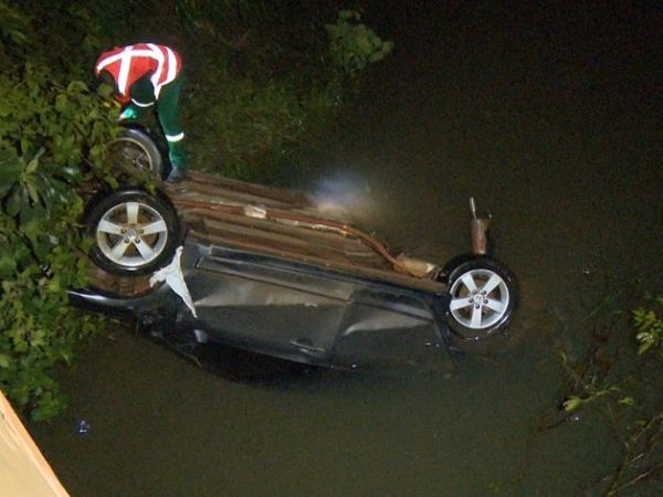 Honda Civic cai em rio e mata me e dois filhos; pai e beb de um ano conseguiram escapar