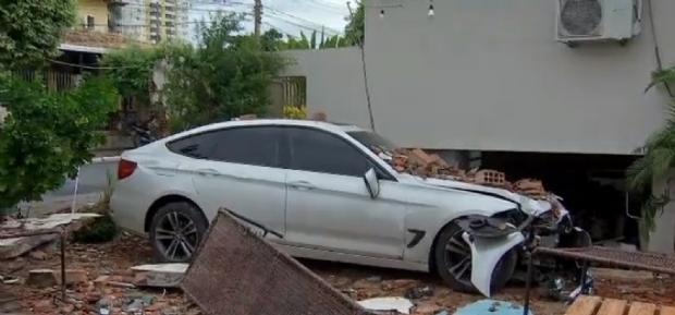 Motorista de BMW derruba muro e quase cai em piscina de clnica de fisioterapia
