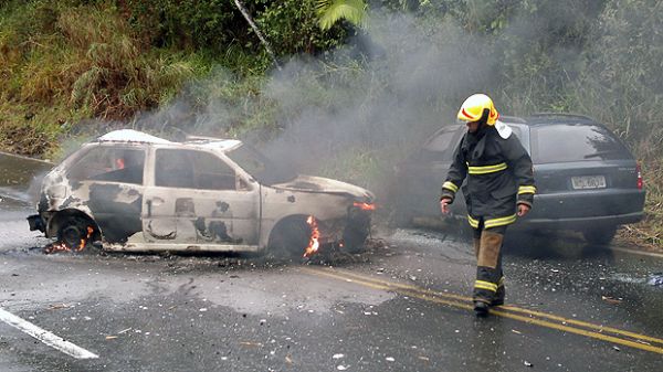 Dois carros de passeio batem de frente e pegam fogo em Mato Grosso