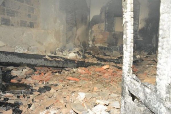 Um dos quartos ficou totalmente destrudo, com todos os mveis queimados.