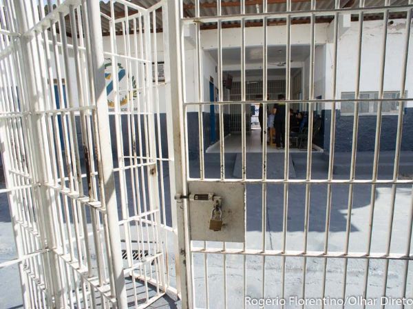 Por estupro da filha e aliciamento de menores  prostituio, dois so presos em Cuiab