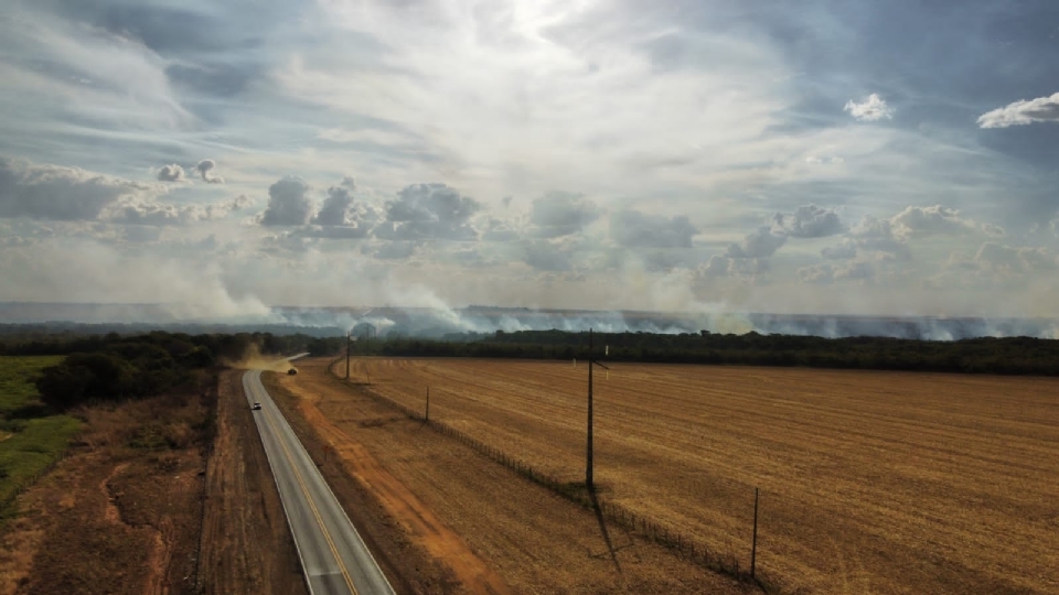 Avies e tratores so usados para conter incndio em palhada de milho que destruiu 600 hectares; veja vdeo