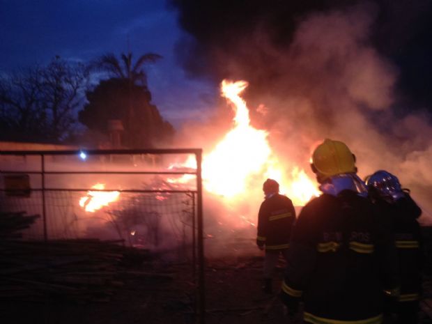 Fogo destri madeireira em Vrzea Grande; suspeita  de que incndio tenha sido criminoso; fotos