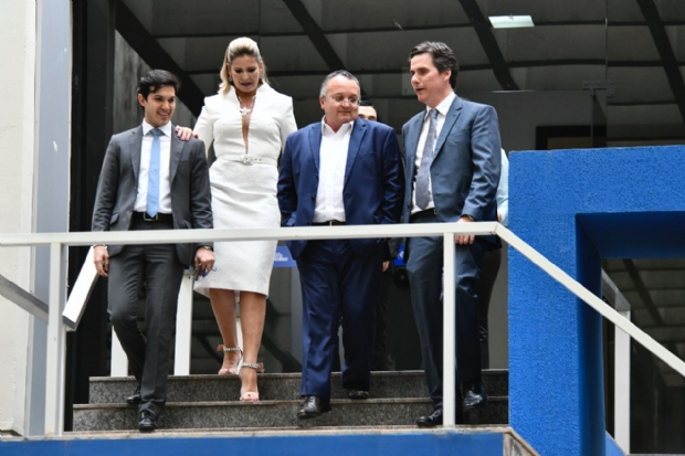 O governador Pedro Taques, acompanhado da nova procuradora-geral do Estado, Gabriela Novis Neves, e do novo secretrio de Fazenda, Rogrio Gallo