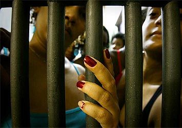 Polcia encontra 20 celulares com chips e drogas em presdio feminino de Cuiab