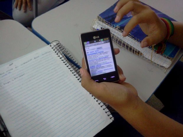 Lei veta uso de aparelhos celulares em escolas e bibliotecas de Cuiab