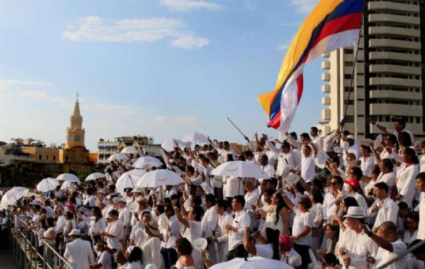 Colômbia e Farc assinam acordo e encerram 52 anos de guerra