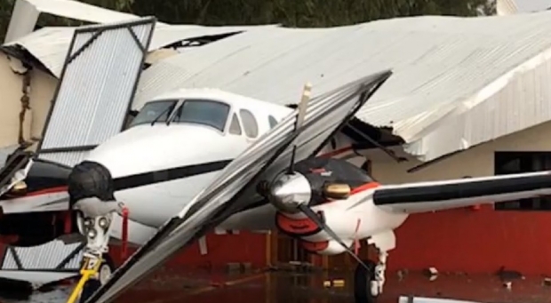 Forte chuva e vendaval causam danos em avio e prejuzo de R$ 5 milhes em fazenda