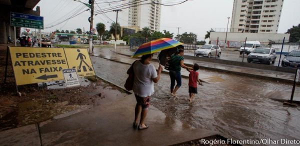 Chuva volta a causar transtornos prximo ao viaduto da UFMT;  fotos 