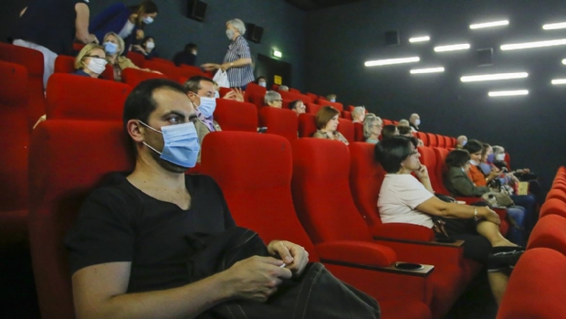 Novo decreto libera eventos para at 200 pessoas e reabre cinemas e teatros