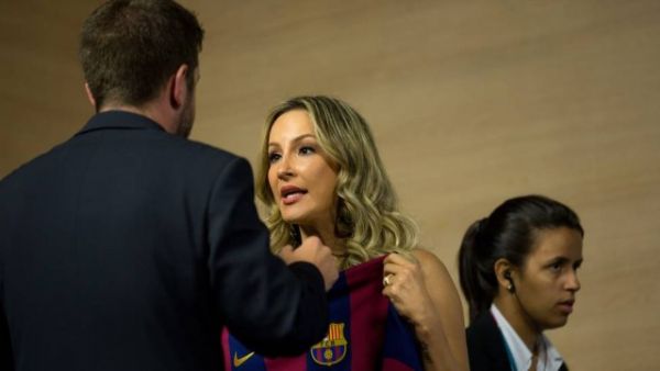 Copa 2014: Claudia Leitte tenta posar com camisa do Barcelona, mas  repreendida por assessor da Fifa