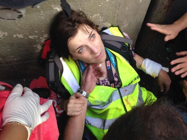 Jornalista estrangeira fica ferida aps bomba