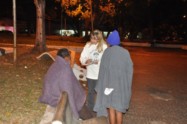 Equipe distribui cobertores para pessoas em situao de rua