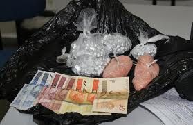 droga e dinheiro estavam com os suspeitos