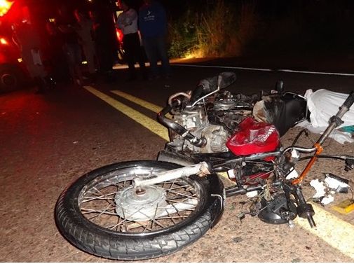 Coliso entre moto e carro mata adolescentes de 16 e 17 anos em rodovia estadual