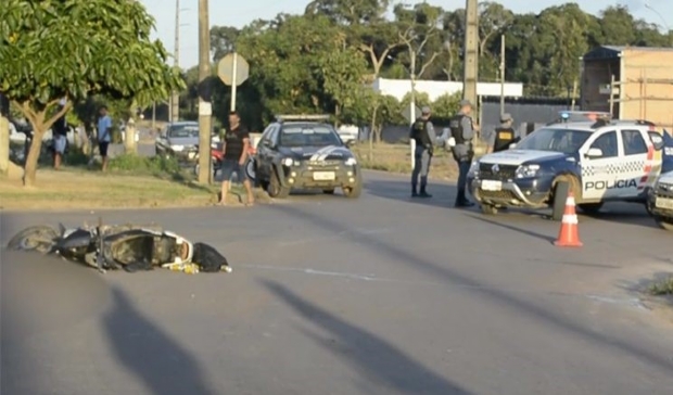Motociclista morre aps coliso com Ecosport em rotatria de avenida