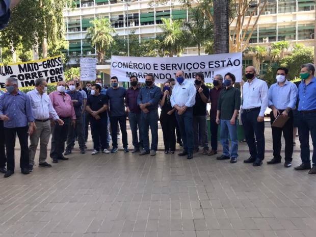 Empresrios se manifestam na porta da Prefeitura de Cuiab contra novo decreto