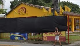 Recife: comit de campanha amanhece com faixas pretas e clima  de tristeza