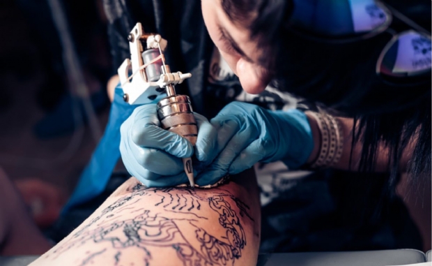 Acusado de tatuar adolescente de 14 anos sem autorizao dos pais atuava sem licena