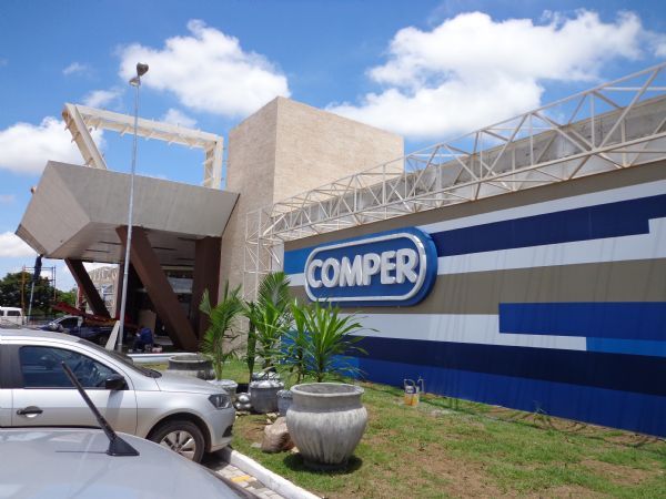 Operao da polcia e Procon Municipal apreende alimentos vencidos em supermercado Comper de Cuiab