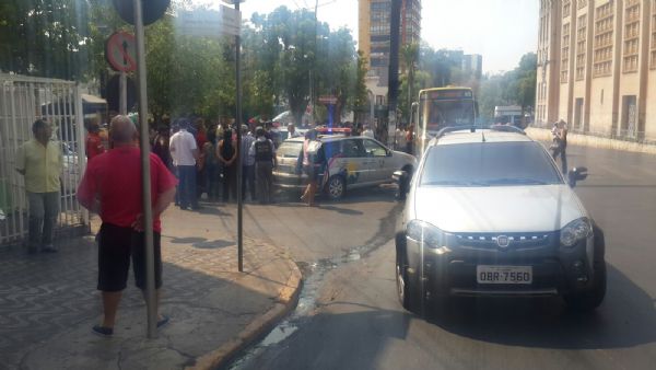 'Fechada' no trnsito termina em confuso entre policial civil e estudante em plena Getlio Vargas