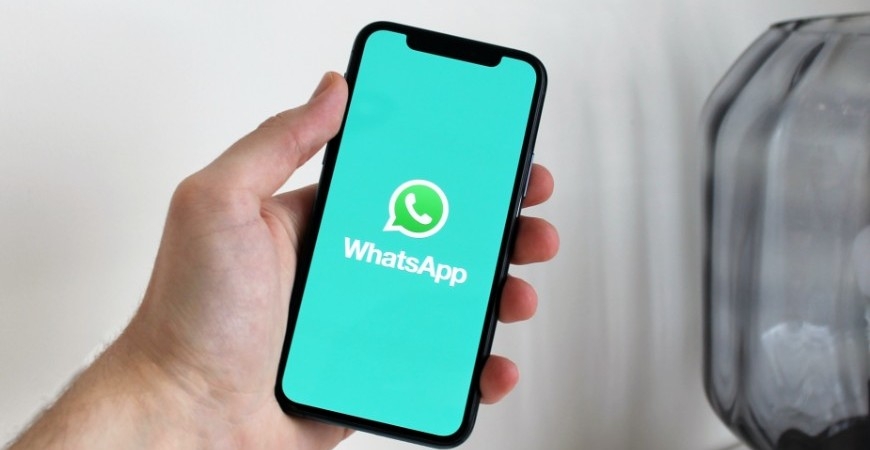 Mulher descobre que foi bloqueada no status do WhatsApp do marido e apanha