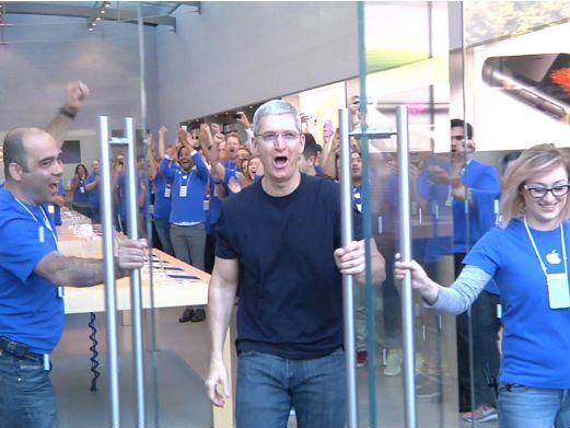 Tim Cook aparece no lanamento do iPhone 6 na Apple Store em Palo Alto