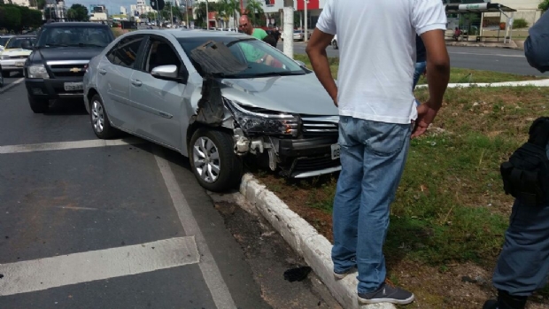 Condutor de Corolla colide em Sandero parado no semforo na avenida do CPA