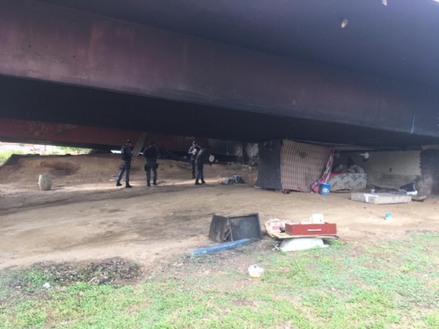 Corpo de homem esfaqueado  encontrado embaixo de 'viaduto rodoviria'