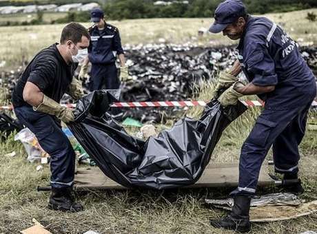 Malsia recebe primeiros 20 corpos de vtimas do MH17