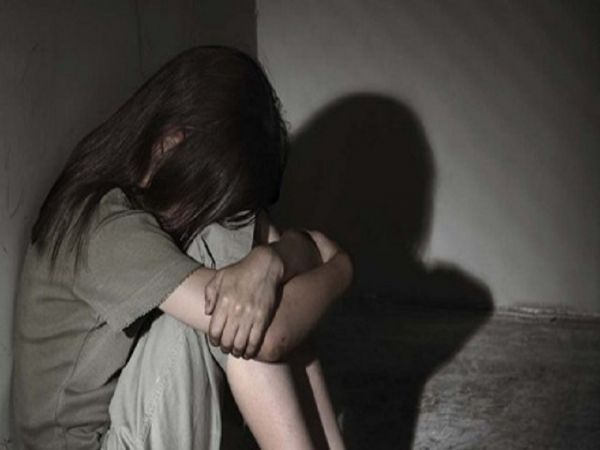 Adolescentes do bebida alcolica a menina de 12 anos e a estupram