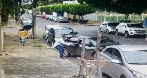 Criminosos roubam arma e agridem policial civil em Cuiab; veja vdeos