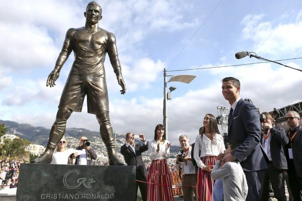 Cristiano Ronaldo ganha medalha e inaugura esttua na Ilha da Madeira