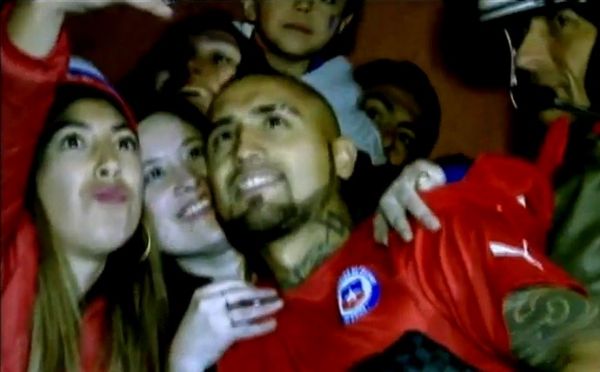 Jogadores do Chile se juntam a fs na rua e comemoram com selfies e beijos