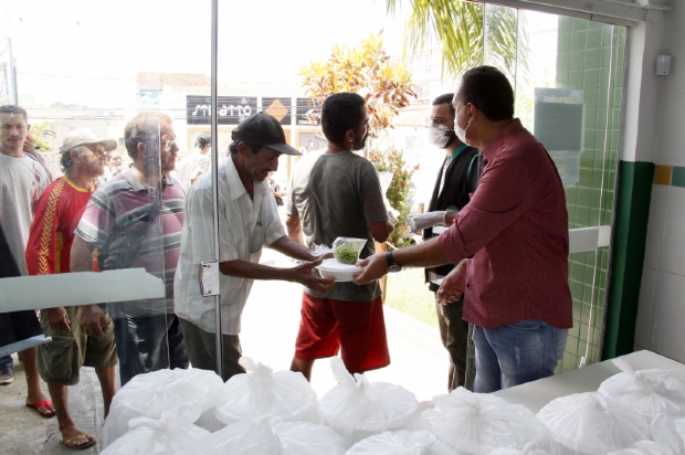 Primeira-dama e Assistncia Social distribuem mais de 600 marmitas em Cuiab