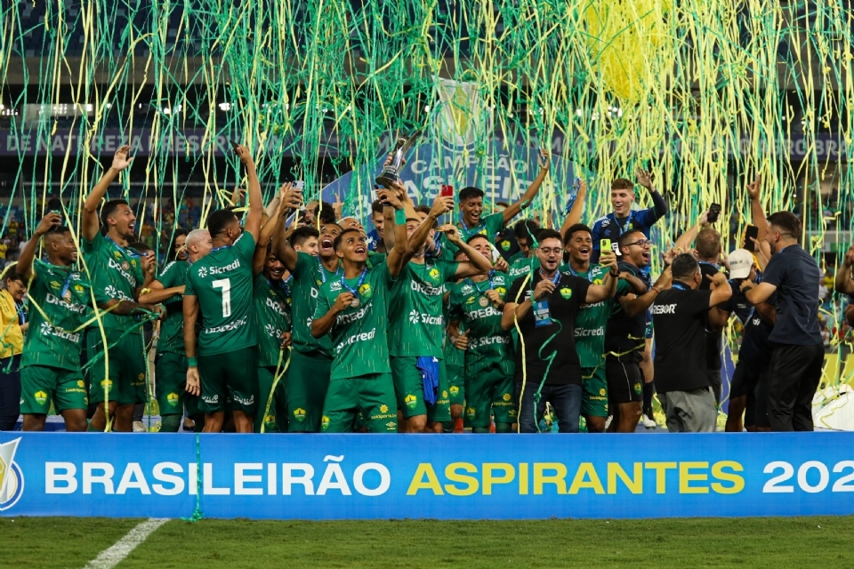 Equipe Sub-23 do Dourado comemorando o ttulo do Brasileiro Aspirrantes