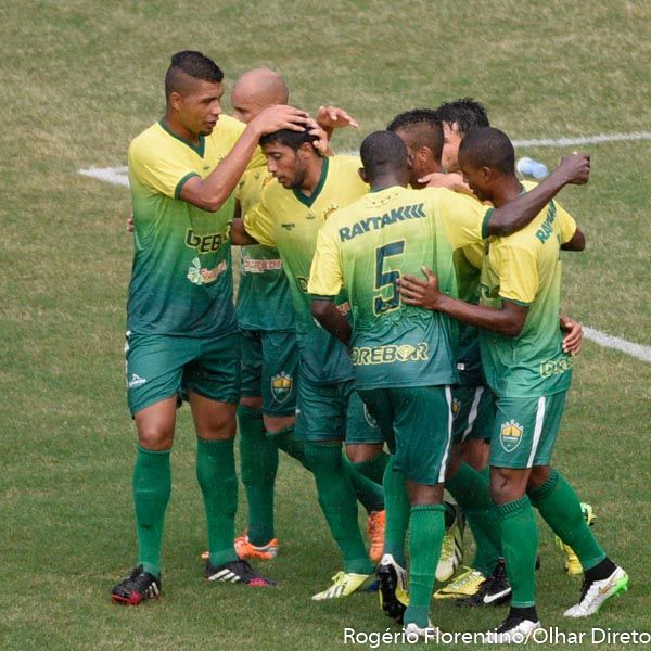 Jogadores do Dourado comemoram o nico gol da partida, marcado em uma cobrana de penalidade