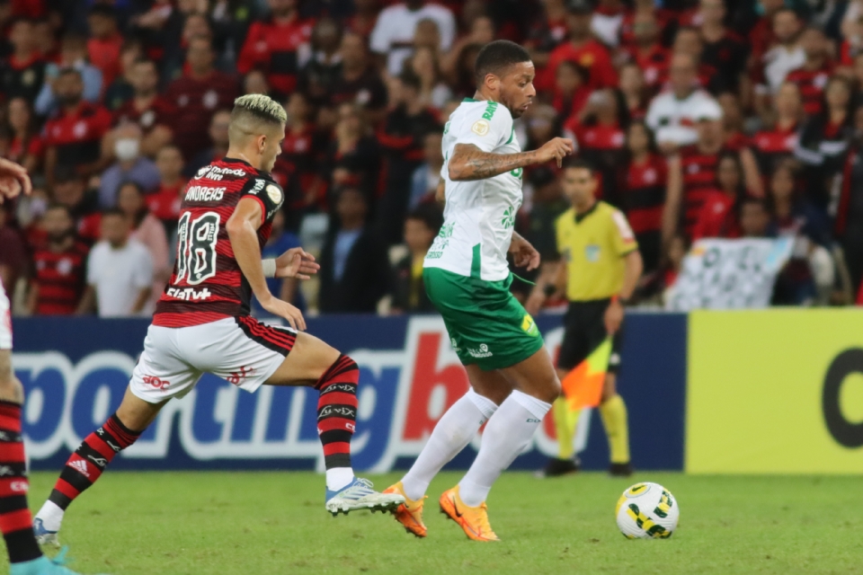 Cuiabá joga mal, é derrotado pelo Flamengo no Maracanã e se mantém no rebaixamento