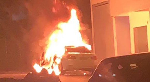 Homem vai desativar alarme de BMW e encontra carro pegando fogo