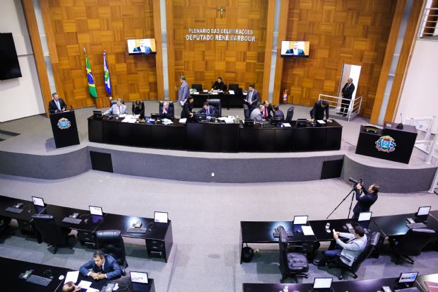 Deputados pedem que Botelho devolva ao Governo mensagem com pedido de emprstimo para concluir VLT