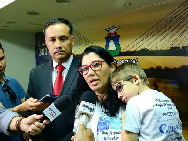 Silvia e o filho Emanuel, aps a fala na Cmara