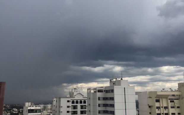 Aps previses, pancadas de chuva com relmpagos e vento forte comeam a ser registradas em Cuiab; veja vdeo