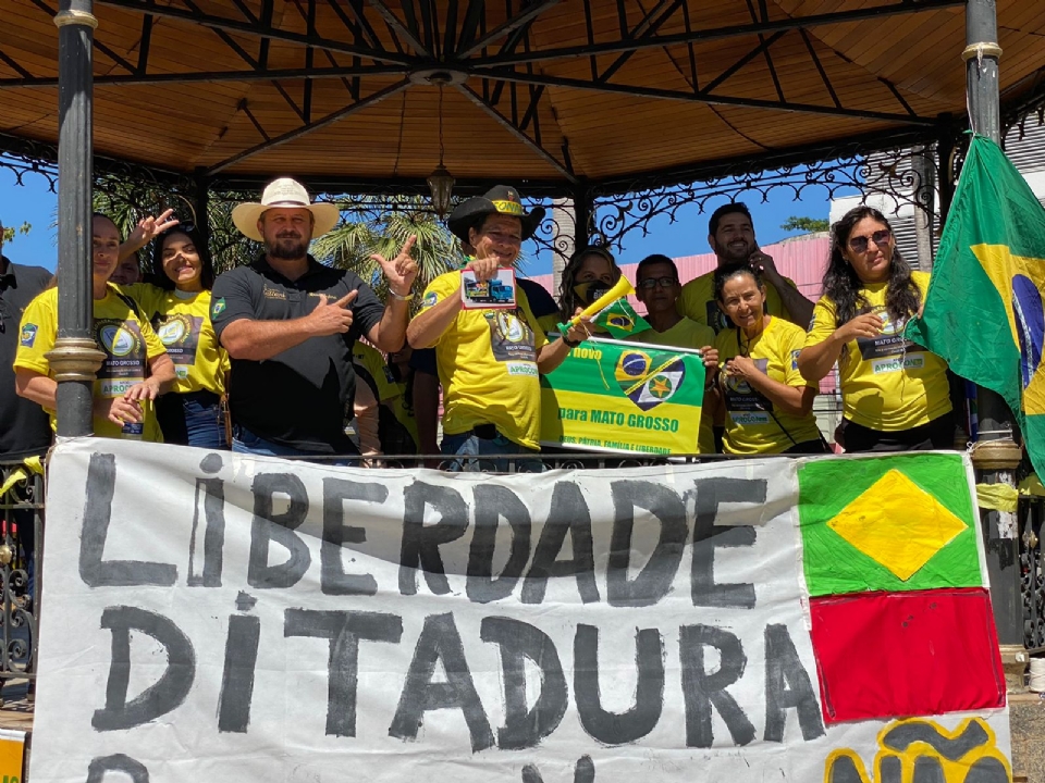 Protesto contra passaporte da vacina reúne 60 pessoas na região central de Cuiabá; veja vídeos