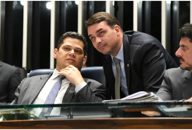 Senadores Davi Alcolumbre e Flvio Bolsonaro