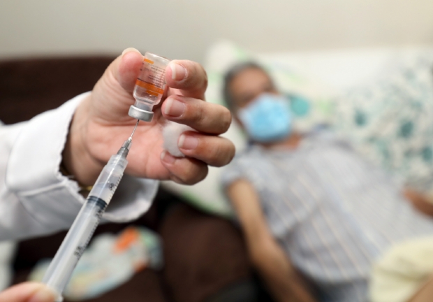 Idosos acamados comeam a receber doses da vacina contra Covid-19 em Cuiab