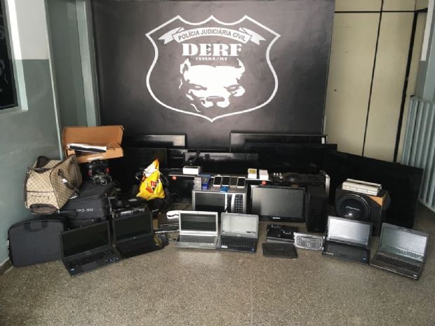 Trs so presos com 30 aparelhos eletrnicos roubados; materiais vendidos na internet