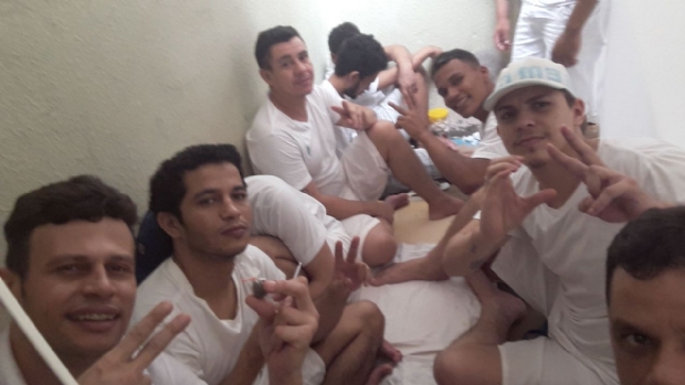 Membros do Comando Vermelho tiram selfie fazendo uso de drogas dentro de penitenciria