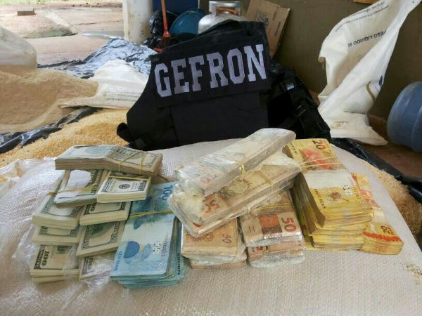 Gefron localiza grande quantidade de cdulas de dinheiro em dlares e reais que seria para compra de drogas