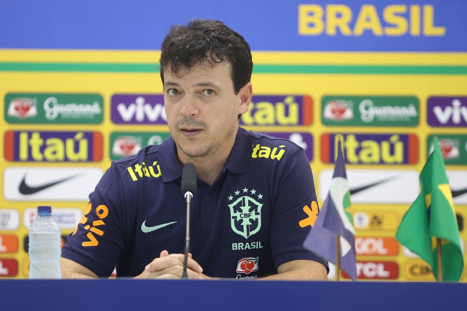Diniz repudia atitude de torcedor que jogou pipoca em Neymar: 
