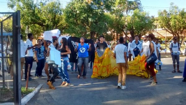 Estudantes protestam contra desvio na Seduc, exigem devoluo de verba e prometem novos atos para cobrar CPI